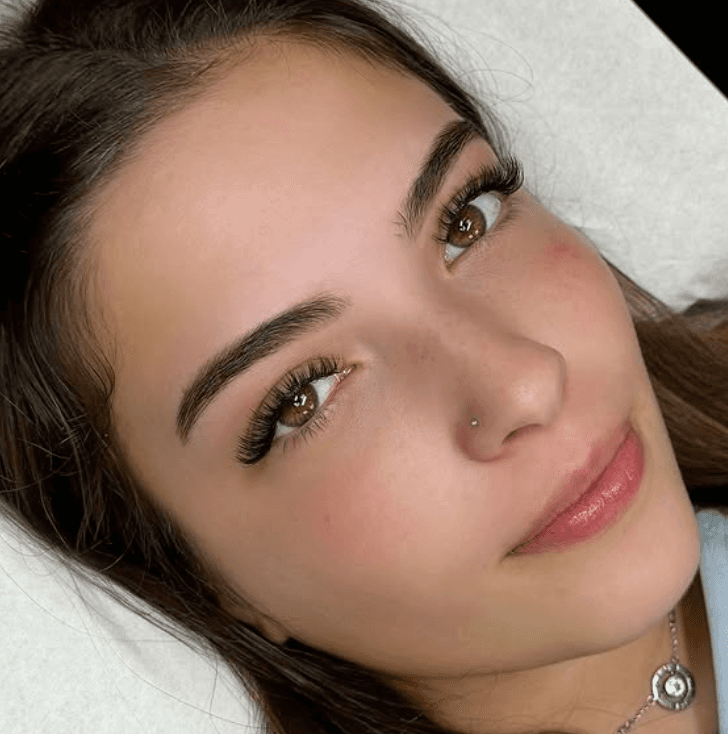 Diseño de Cejas con Henna